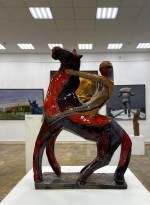 Марат Муниров — Укрощение. Серия 'Всадники', 2021 (керамика, шамот, глазурь) вид слева