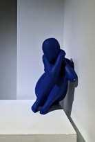 Гурген Петросян - Синяя присевшая фигура ('Модели Ива Кляйна'), 2017 (гипс, автомобильная краска) вид спереди