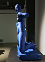 Гурген Петросян - Фигура('Модели Ива Кляйна'), 2017 (гипс, автомобильная краска) вид сбоку