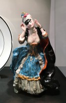 К. А. Сомов - Дама, снимающая маску, конец 1920-х, модель 1906 г. (ГФЗ, фарфор, роспись)