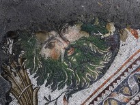 Деревья и голова в маске в свитке аканта. Юго-западный зал (фрагмент)