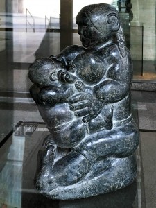 Jonny Inukpuk — Мать, кормящая ребенка, 1962