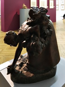 Эрнст Барлах — Крестьянка, собирающая травы (вид сбоку), бронза,1894