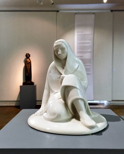 Эрнст Барлах — Сидящая девочка, фарфор, 1908
