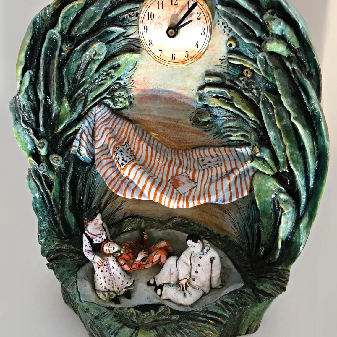 Наталия Савинова — Привал комедиантов, 2008 (шамот, цветные глазури, надглазурная и подглазурная роспись, металл, стекло)