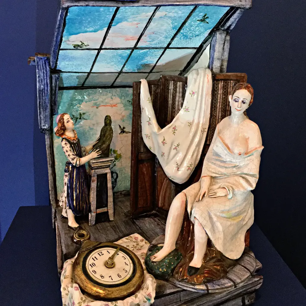 Наталия Савинова — Скульптор, 2003 (шамот, цветные глазури, надглазурная и подглазурная роспись, металл)